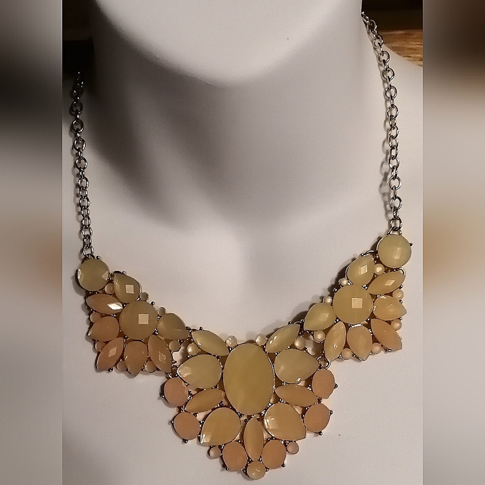 π₯SALEπ₯ Stunning Light Gold Apricot Colored Acrylic Gold Tone Necklace - Picture 1 of 4